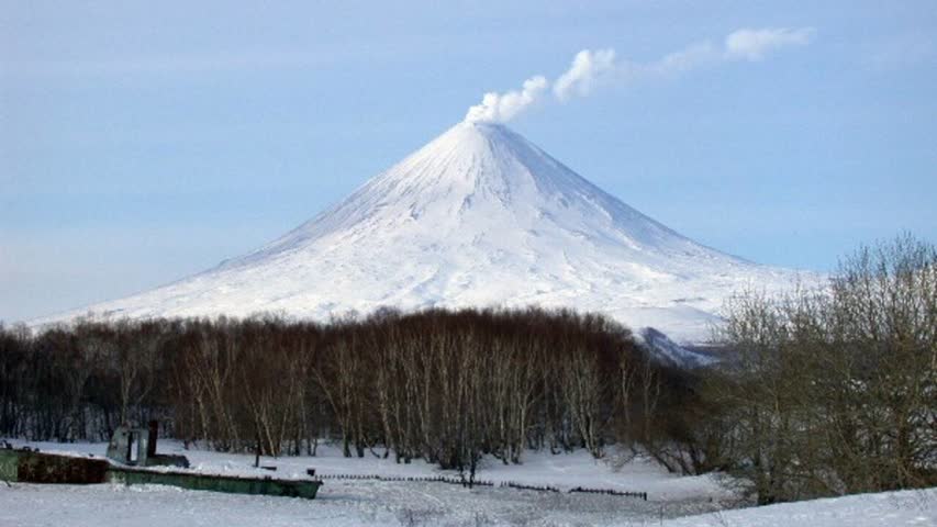 Фото - Спасатели на Камчатке в четвертый раз вылетели к вулкану Ключевская Сопка