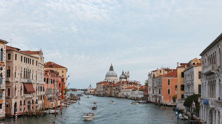 Фото - Двое туристов угнали гондолу в Венеции и нарвались на штраф в 15 тысяч евро